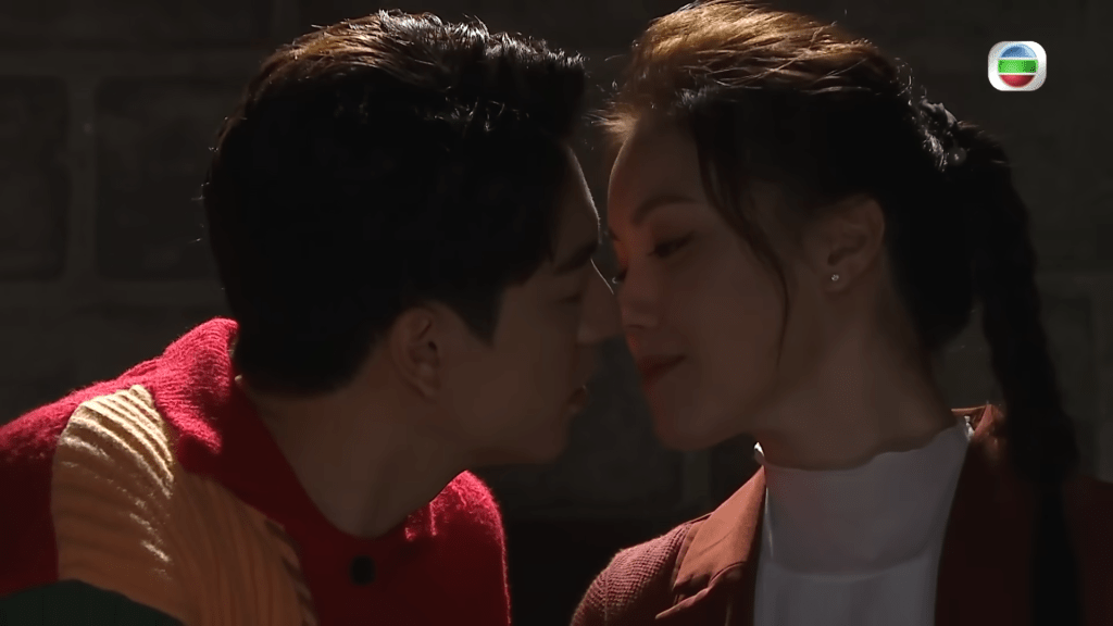 之後更加親眼見證吳偉豪與宋宛穎在佈景廠中私會。